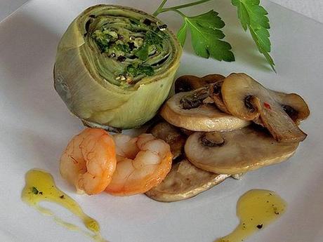 Alcachofas con gambas y champiñones