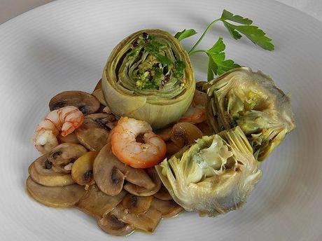 Alcachofas con gambas y champiñones