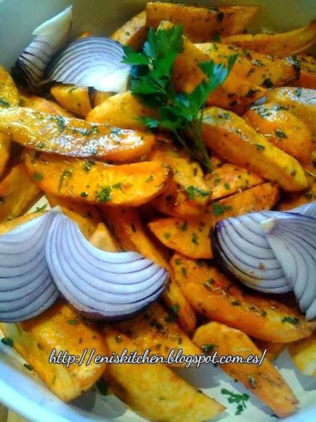 Patatas fritas con especias y huevos caidos!