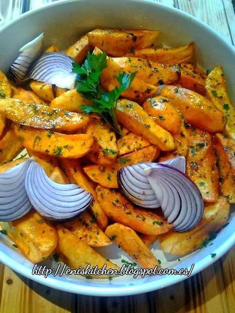 Patatas fritas con especias y huevos caidos!