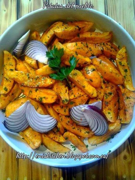 Patatas fritas con especias y huevos caidos!