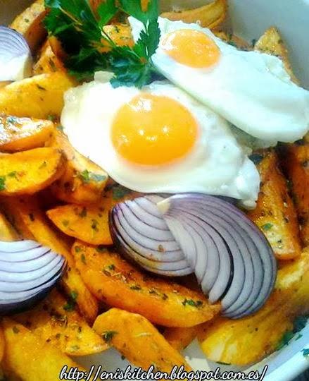 Patatas fritas con especias y huevos caidos!