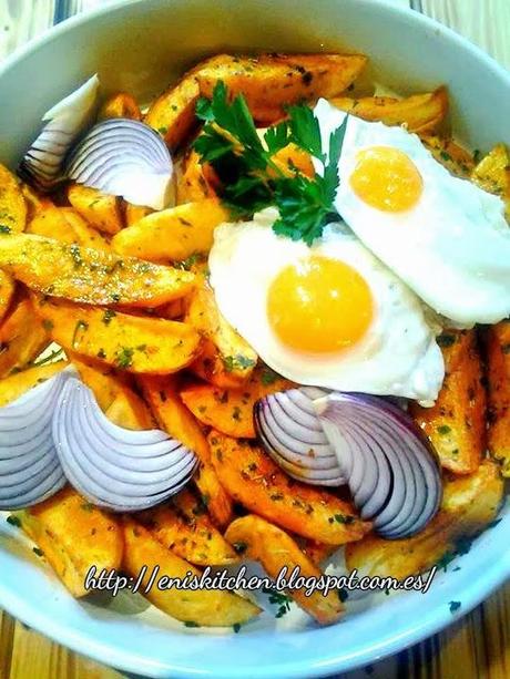 Patatas fritas con especias y huevos caidos!