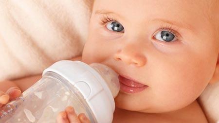 bebé bebiendo agua