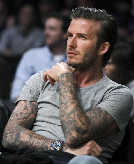 David Beckham con brazos tatuados