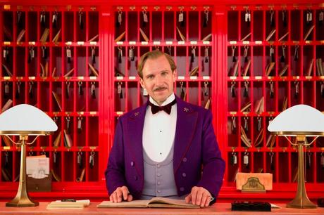 Ralph Fiennes lidera la película con mejor reparto del año: El gran hotel Budapest