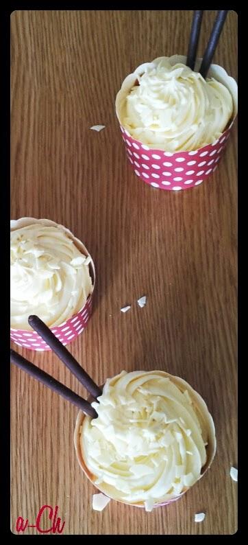 Cupcakes de chocolate blanco con palitos Mikado