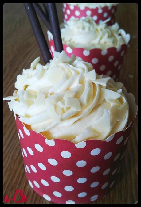 Cupcakes de chocolate blanco con palitos Mikado