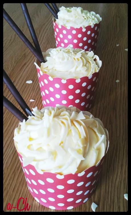 Cupcakes de chocolate blanco con palitos Mikado