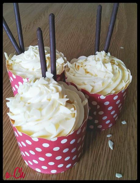 Cupcakes de chocolate blanco con palitos Mikado