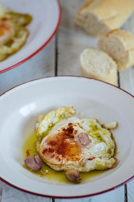 Huevos fritos con pimentón