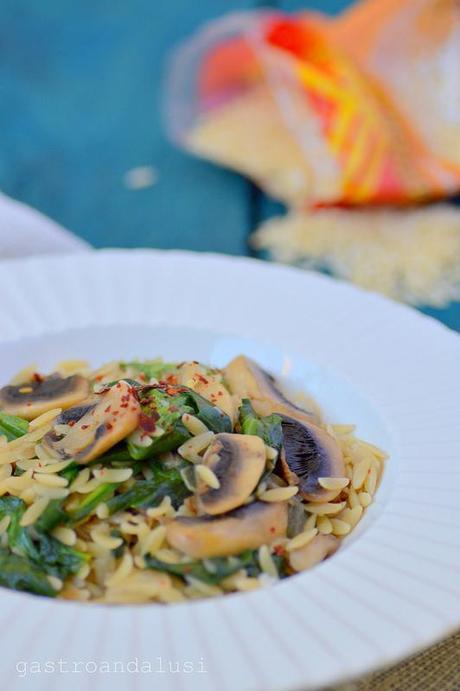 Orzo con espinacas y champiñones