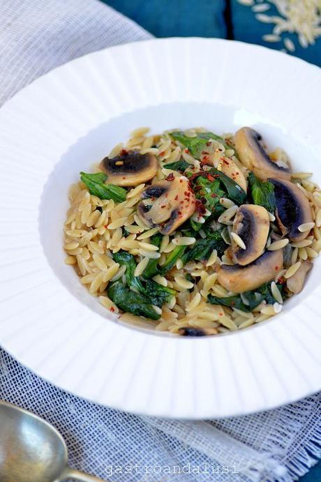 Orzo con espinacas y champiñones