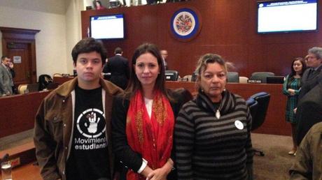 La diputada María Corina Machado acompañada por el estudiante Carlos Vargas y Rosa Orozco, madre Geraldine Moreno, estudiante fallecida durante las protestas en Valencia.