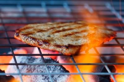 Comer carne a la brasa incrementa riesgo de Alzheimer y diabetes