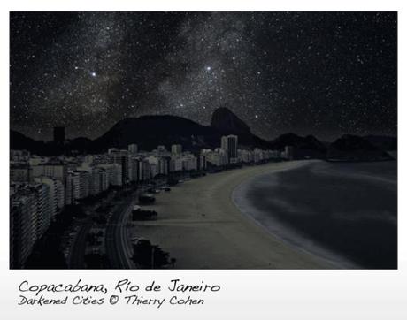 Playa de Copacabana, Río de Janeiro, interpretado por Thierry Cohen en la serie fotográfica Darkened Cities.