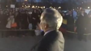 Gritan asesino a Roy Chaderton