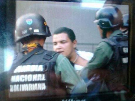Foto: #CARACAS Detenido en #Altamira DIFUNDIR PARA QUE LLEGUE A FAMILIARES Y SEA IDENTIFICADO #22m #ResistenciaVnzla