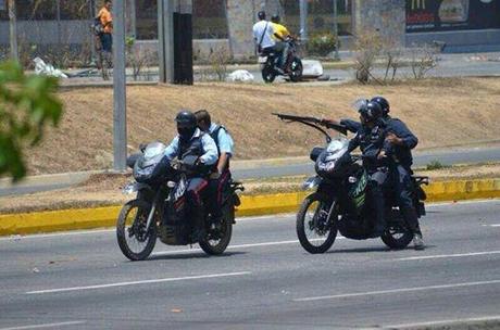 Foto: Mucha paz. Policarabobo allana casas del morro I san Diego. Carabobo. Difundan masivamente por favor.