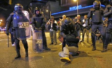 En la “democracia” española la policía termina reprimiendo marcha pacífica  [+ fotos y videos]