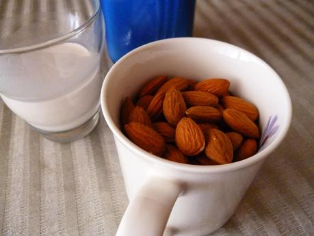 Cómo hacer tu propia leche de almendras