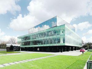 El edificio, ubicado sobre la colina Nakkastepe, en la zona asiática de la ciudad, posee dos prismas encastrados y traslúcidos que conforman un nuevo hito urbano. Clarín.com, Arquitectura