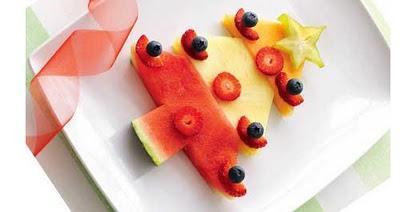 Un árbol de navidad creado con frutas