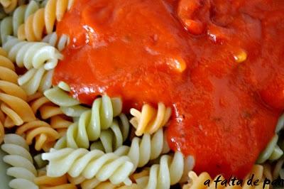 Cocina para ineptos (II): Espirales con salsa picante de tomate y queso
