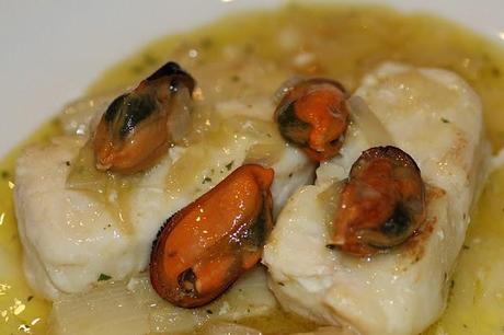 Merluza al cava con mejillones