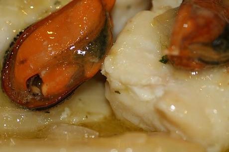 Merluza al cava con mejillones