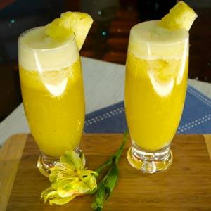 Agua de piña y albahaca
