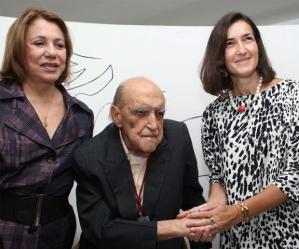 El arquitecto, acompañado por su esposa Vera Lúcia Cabreira (a la izquierda), y la ministra González-Sinde, (a la derecha).- EFE / ElPaís.es