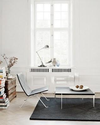 Decoración con espejos y muebles diseño de Poul Kjaerholm