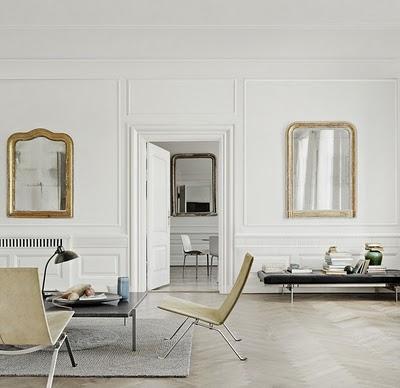 Decoración con espejos y muebles diseño de Poul Kjaerholm