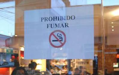 Prohíben fumar en autos donde haya menores y plazas en España