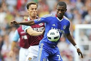 Nuevo triunfo del lider Chelsea con doblete de Essien