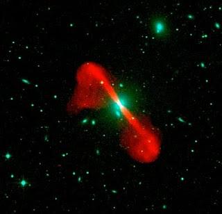 Imagen óptica y de radio de la galaxia 3C296 y los chorros de emisión impulsados por un agujero negro supermasivo en el centro de la galaxia