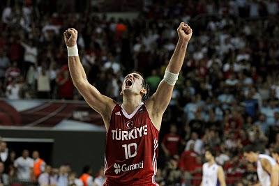 Tunçeri resuelve un partido extraordinario a cinco décimas del final y conduce a Turquía a la final de su Mundial