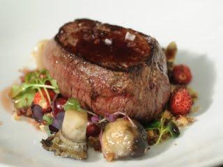 Lomo de ciervo con frutos rojos y secos, hojas, setas y salsa de Oporto