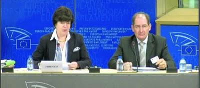 Eta irrumpe en el ojo del huracán.