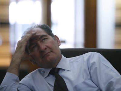 Eta irrumpe en el ojo del huracán.