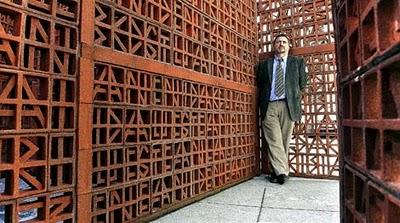 Eta irrumpe en el ojo del huracán.