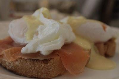 El Desayuno, huevos escalfados con salmón y salsa de mostaza