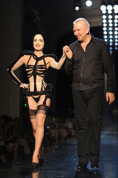 dita von teese et jean paul gaultier1 Gaultier y La Perla