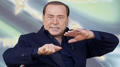 Berlusconi, histriónico, aconseja a la juventud.