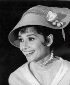 AUDREY HEPBURN Y EL ARTE DE VESTIR LA CABEZA