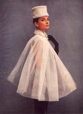 AUDREY HEPBURN Y EL ARTE DE VESTIR LA CABEZA