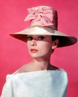 AUDREY HEPBURN Y EL ARTE DE VESTIR LA CABEZA