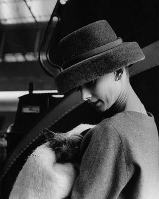 AUDREY HEPBURN Y EL ARTE DE VESTIR LA CABEZA