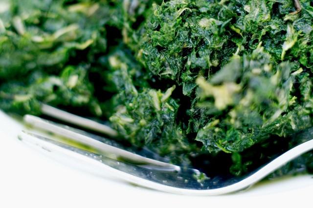 Las espinacas aportan una buena dosis de vitamina A, que potencia el buen estado de las mucosas (una de las puertas de entrada de virus y bacterias) y ayuda a tu organismo a luchar de forma más eficaz frente a las infecciones.